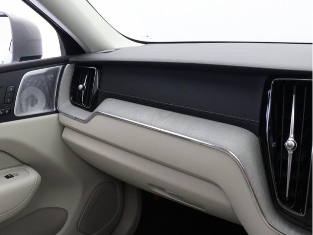 XC60 ウルトラ B5 AWD サンルーフ B&W エアサス Google搭載 ドラレコ 48V ラミネーテッドサイドウインドー 白革 前後シートヒーター ステアリングヒーター クリスタルシフトノブ ドリフトウッドパネル 19AW(40枚目)