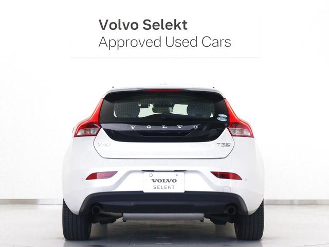 V40 T3 クラシックエディション パノラマガラスルーフ 特別仕様車 ドラレコ 白革 前後シートヒーター モダンウッドパネル harman/kardon 17インチAW LEDヘッドライト リアビューカメラ 追従クルーズコントロール(11枚目)