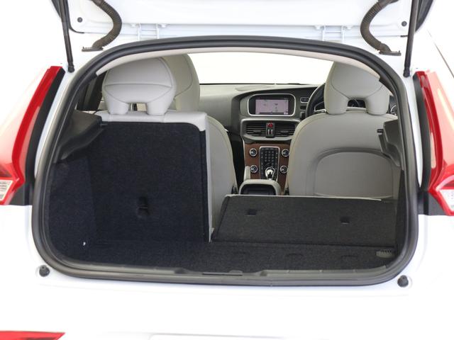 V40 T3 クラシックエディション パノラマガラスルーフ 特別仕様車 ドラレコ 白革 前後シートヒーター モダンウッドパネル harman/kardon 17インチAW LEDヘッドライト リアビューカメラ 追従クルーズコントロール(12枚目)