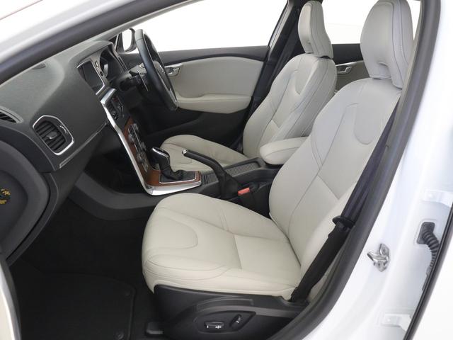V40 T3 クラシックエディション パノラマガラスルーフ 特別仕様車 ドラレコ 白革 前後シートヒーター モダンウッドパネル harman/kardon 17インチAW LEDヘッドライト リアビューカメラ 追従クルーズコントロール(13枚目)