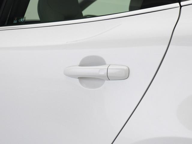 V40 T3 クラシックエディション パノラマガラスルーフ 特別仕様車 ドラレコ 白革 前後シートヒーター モダンウッドパネル harman/kardon 17インチAW LEDヘッドライト リアビューカメラ 追従クルーズコントロール(28枚目)