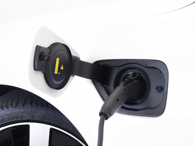 Ｖ６０ リチャジアルティメットＴ６ＡＷＤプラグインハイブリド　ＰＨＥＶ　サンルーフ　Ｂ＆Ｗ　Ｇｏｏｇｌｅ搭載　ドラレコ　白革　クリスタルシフトノブ　ドリフトウッドパネル　前後シートヒーター　ステアリングヒーター　リラクゼーション機能　パワーテールゲート　１９ＡＷ（9枚目）