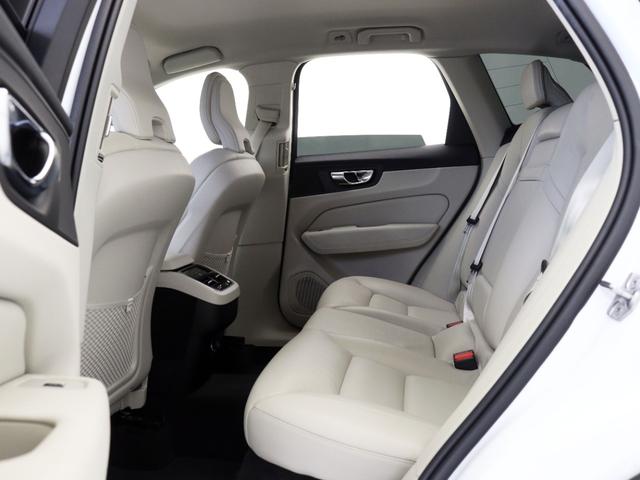XC60 T5 AWD モーメンタム 360°カメラ フロント8ウェイパワーシート フロントシートヒーター パワーテールゲート リア5面ダークティンテッドガラス 18インチAW テキスタイルコンビシート アイアンオレアルミニウムパネル(12枚目)