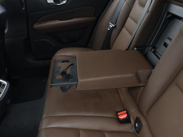 �㕔���Ȃɂ��傫�ȃA�[�����X�g�y�уh�����N�z���_�[�����ڂ���Ă��܂��B