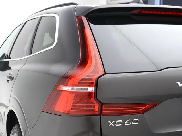 ＸＣ６０ プラス　Ｂ５　２０２３モデル　４８Ｖ　Ｇｏｏｇｌｅ搭載　クライメートＰＫＧ　純正３６０ドラレコ　前後シートヒーター　ステアリングヒーター　白革　プラチナグレーＭ　ダークティンテッドガラス　パワーテールゲート（31枚目）