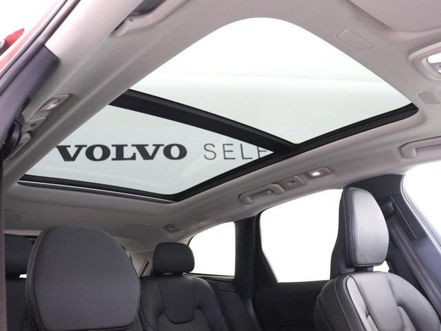 屋根一面まるごととも言える特大サイズのチルトアップ機構付電動パノラマ・ガラス・サンルーフ。晴天時はもちろん、雨天・曇天時にもブラインドを開けることで常に開放的な車内空間を実現させてくれます。