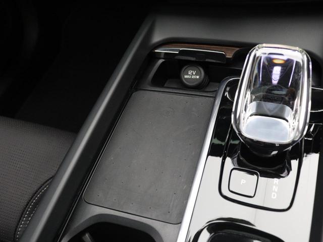 対応機種のスマートフォンを、トンネルコンソールの下のラバープレートに置いておくだけで充電可能。センターディスプレイの機能ビューを使用して、充電プレートのオンとオフを切り替えることができます。