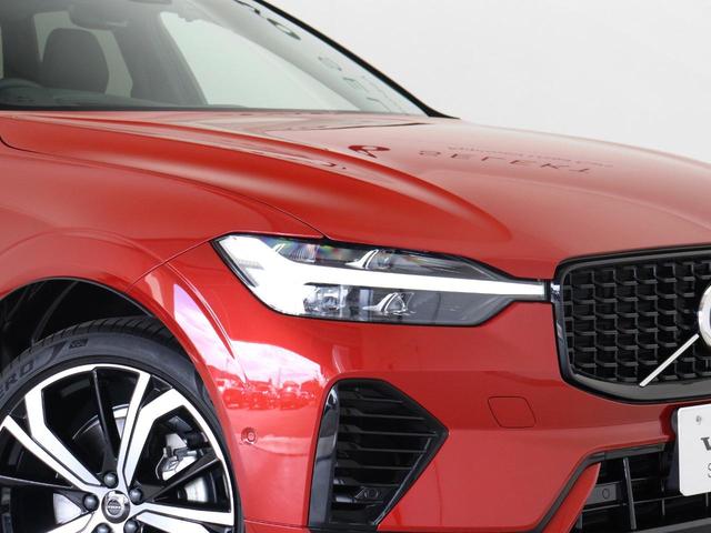 ひときわ印象的なＴ字型のＬＥＤヘッドライトは、新世代のボルボを象徴するユニークなアイコンとなっています。ＬＥＤデイタイム・ランニング・ライトやポジションライト、ウインカーの役割も果たします。