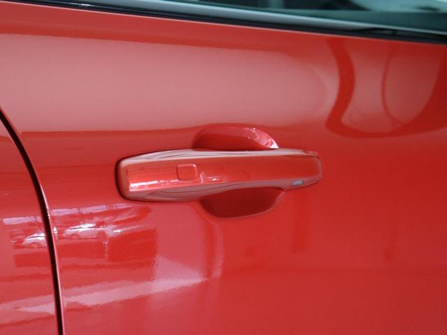 キーレスエントリー搭載。キーを持ったままドアノブを握れば自動で開錠〜エンジン始動までスマートに操作が可能です。ロック時はドアのセンサー部に軽く触れるだけで施錠されます。