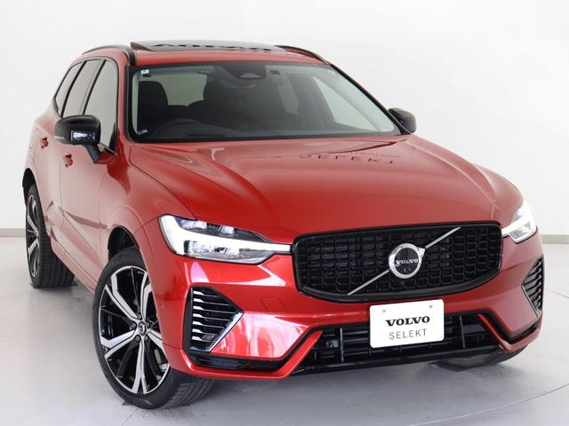 アダプティブクルーズは前方車に投影・反射されるミリ波レーダーをグリル部の受光機で感知。カメラ機能と併せて車両相互の車間距離と速度を瞬時に読み取り適正な間隔を保ちます。