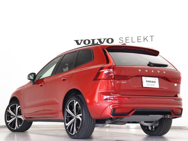 後方左右の視界が遮られて見通しが悪い駐車スペースから後進して出る際、リアバンパー左右に内蔵されたミリ波レーダーが、接近する車両や歩行者を検知します。