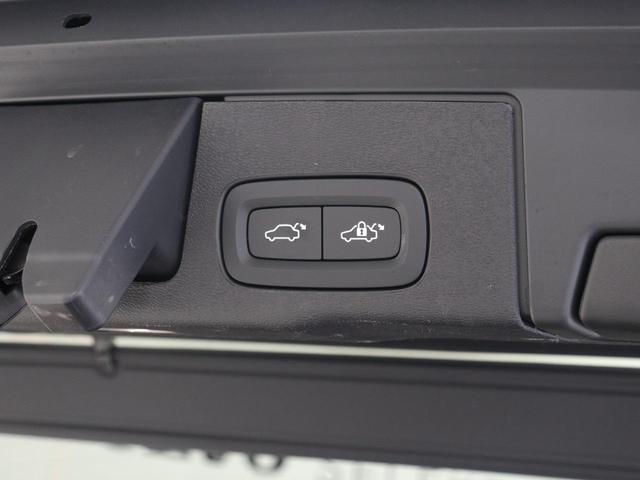 テールゲートには、スイッチ一つで開閉可能な電動開閉機能を装備。また、リアバンパーの下で足を動かすだけで開閉できる、ハンズフリー・オープニング／クロージング機構も搭載しています。