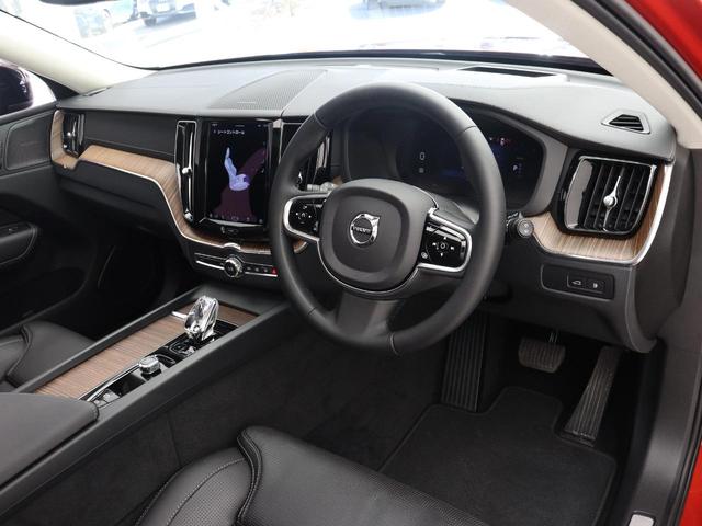 インストルメントパネルは僅かに運転席側へと傾けられているほか、余計なスイッチ類を可能な限り排し、運転に集中しやすい環境を造り出しています。