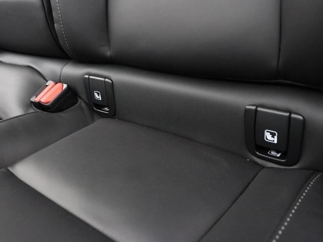 リアシート２座はチャイルドシートジョイントの国際規格「ＩＳＯ　ＦＩＸ」準拠により各社モデルがワンタッチで着脱可能となっております。