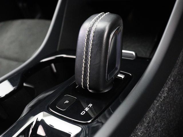 ＸＣ４０ Ｔ４　ＡＷＤ　Ｒデザイン　専用スポーツサス　２０１９年モデル　ドラレコ　パワーテールゲート　ワイヤレススマホチャージ　１９インチＡＷ　シートヒーター　専用Ｎｕｂｕｃｋ／ファインナッパレザーコンビネーションシート　３６０°カメラ（18枚目）