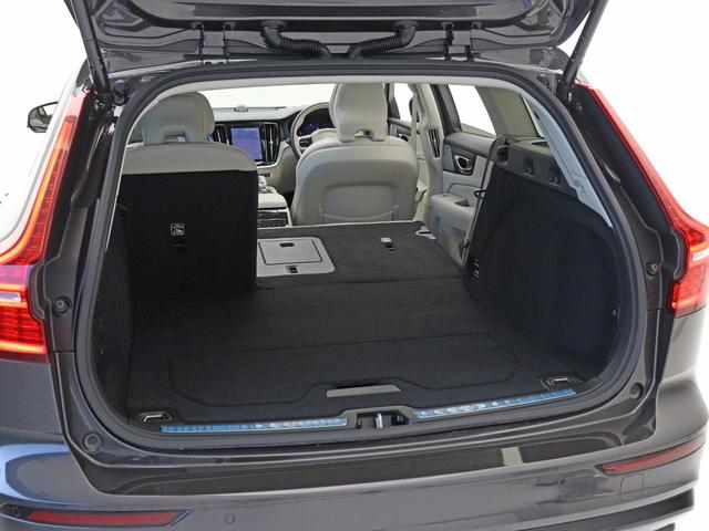 Ｖ６０ ウルトラ　Ｔ６　ＡＷＤ　プラグインハイブリッド　ＰＨＥＶ　サンルーフ　Ｂ＆Ｗ　２０２５年モデル　Ｇｏｏｇｌｅ搭載　ドラレコ　白革　前後シートヒーター　ステアリングヒーター　ベンチレーション機能　リラクゼーション機能　クリスタルシフトノブ　１９ＡＷ（30枚目）