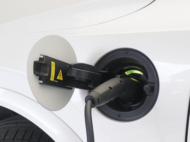 XC90 リチャージアルテメットT8AWDプラグインハイブリド PHEV サンルーフ エアサス 2023年モデル 3列7人乗り Google搭載 ドラレコ 白革 harman/kardon シートヒーター ステアリングヒーター リラクゼーション機能 22インチAW(8枚目)