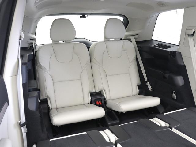 XC90 リチャージアルテメットT8AWDプラグインハイブリド PHEV サンルーフ エアサス 2023年モデル 3列7人乗り Google搭載 ドラレコ 白革 harman/kardon シートヒーター ステアリングヒーター リラクゼーション機能 22インチAW(17枚目)