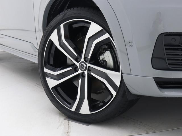 XC90 ウルトラ T8 AWD プラグインハイブリッド PHEV サンルーフ B&W エアサス 2025モデル 3列7人乗り Google ドラレコ クリスタルシフトノブ グレーアッシュウッドパネル フロント&リア2列目シートヒーター 22インチAW(10枚目)