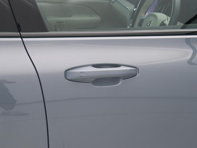 S60 リチャジアルティメットT6AWDプラグインハイブリド PHEV サンルーフ Google搭載 ドラレコ 白革 harman/kardon 前後シートヒーター ステアリングヒーター リラクゼーション機能 クリスタルシフトノブ 360°カメラ 19インチAW(26枚目)