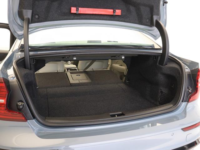 S60 リチャジアルティメットT6AWDプラグインハイブリド PHEV サンルーフ Google搭載 ドラレコ 白革 harman/kardon 前後シートヒーター ステアリングヒーター リラクゼーション機能 クリスタルシフトノブ 360°カメラ 19インチAW(32枚目)