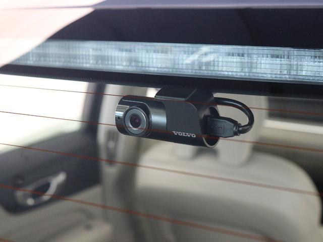 S60 リチャジアルティメットT6AWDプラグインハイブリド PHEV サンルーフ Google搭載 ドラレコ 白革 harman/kardon 前後シートヒーター ステアリングヒーター リラクゼーション機能 クリスタルシフトノブ 360°カメラ 19インチAW(35枚目)