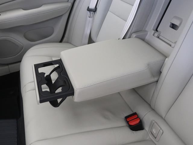 S60 リチャジアルティメットT6AWDプラグインハイブリド PHEV サンルーフ Google搭載 ドラレコ 白革 harman/kardon 前後シートヒーター ステアリングヒーター リラクゼーション機能 クリスタルシフトノブ 360°カメラ 19インチAW(39枚目)