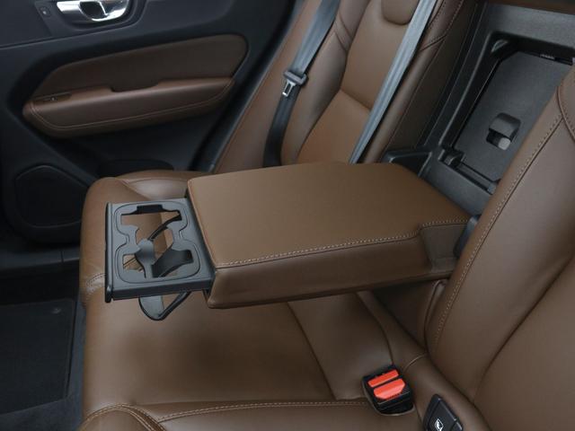 XC60 アルティメット B5 AWD サンルーフ 2023モデル Google搭載 48V 濃茶革 harman/kardon クリスタルシフトノブ リニアライムウッドパネル 前後シートヒーター ステアリングヒーター リラクゼーション機能(37枚目)
