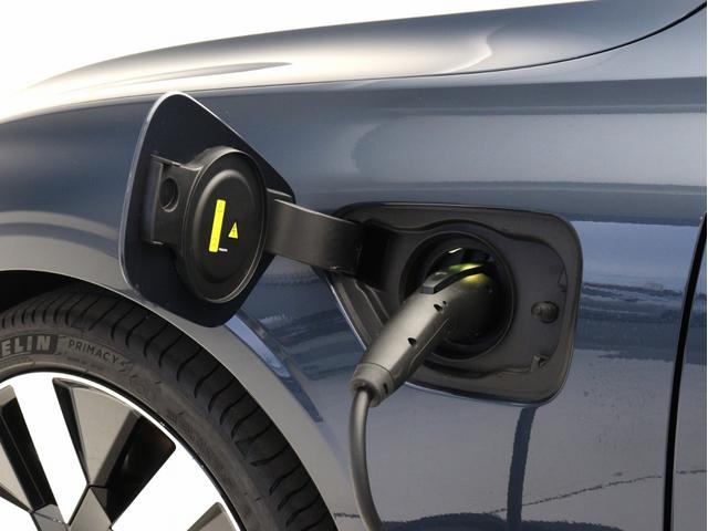 V60 ウルトラ T6 AWD プラグインハイブリッド PHEV サンルーフ B&Wプレミアムサウンド Google搭載 白革 クリスタルシフトノブ ドリフトウッドパネル 前後シートヒーター ステアリングヒーター リラクゼーション機能 19インチAW(9枚目)