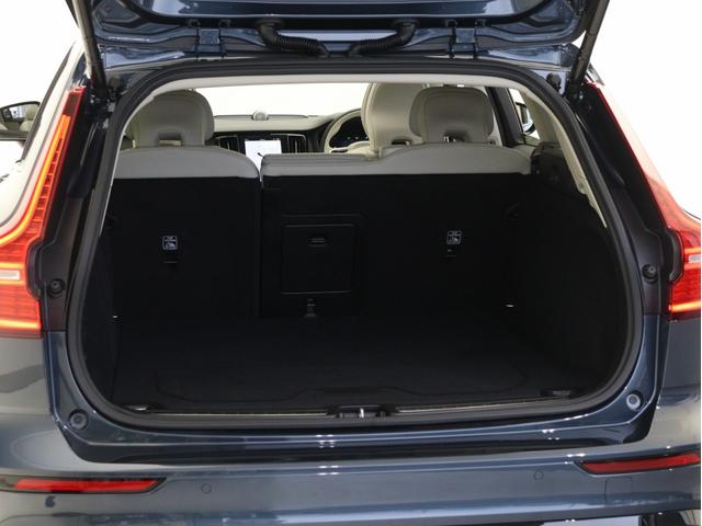 V60 ウルトラ T6 AWD プラグインハイブリッド PHEV サンルーフ B&Wプレミアムサウンド Google搭載 白革 クリスタルシフトノブ ドリフトウッドパネル 前後シートヒーター ステアリングヒーター リラクゼーション機能 19インチAW(13枚目)