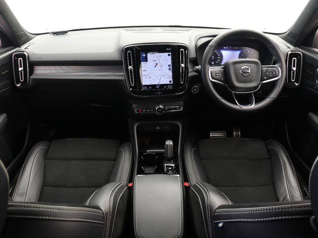 XC40 B4 AWD Rデザイン 専用サス ドラレコ harman/kardon 前後シートヒーター ステアリングホイールヒーター パワーテールゲート 360°カメラ ワイヤレススマホチャージ カッティングエッジアルミニウムパネル(4枚目)