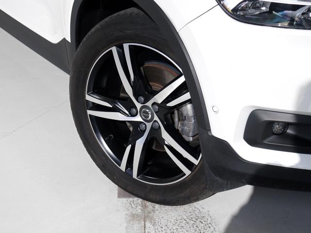 XC40 B4 AWD Rデザイン 専用サス ドラレコ harman/kardon 前後シートヒーター ステアリングホイールヒーター パワーテールゲート 360°カメラ ワイヤレススマホチャージ カッティングエッジアルミニウムパネル(7枚目)