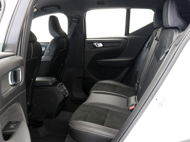 XC40 B4 AWD Rデザイン 専用サス ドラレコ harman/kardon 前後シートヒーター ステアリングホイールヒーター パワーテールゲート 360°カメラ ワイヤレススマホチャージ カッティングエッジアルミニウムパネル(12枚目)
