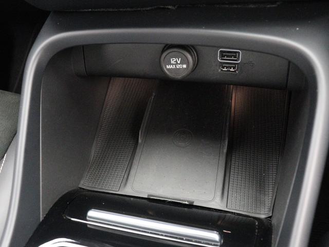 XC40 B4 AWD Rデザイン 専用サス ドラレコ harman/kardon 前後シートヒーター ステアリングホイールヒーター パワーテールゲート 360°カメラ ワイヤレススマホチャージ カッティングエッジアルミニウムパネル(19枚目)