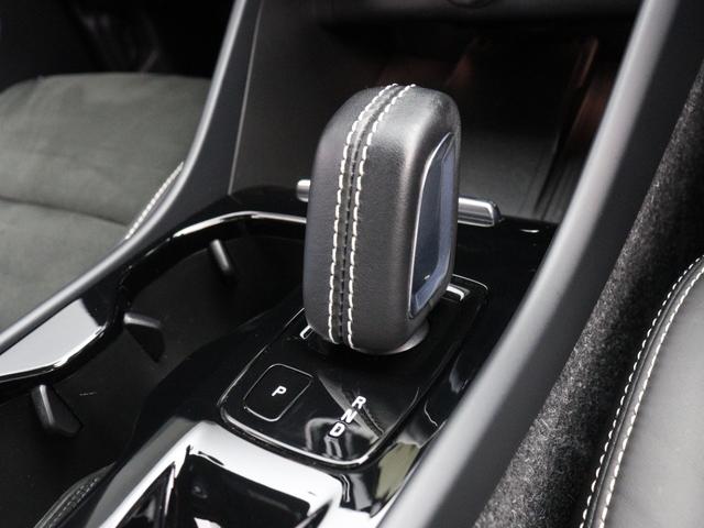 XC40 B4 AWD Rデザイン 専用サス ドラレコ harman/kardon 前後シートヒーター ステアリングホイールヒーター パワーテールゲート 360°カメラ ワイヤレススマホチャージ カッティングエッジアルミニウムパネル(20枚目)