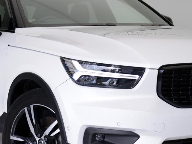 XC40 B4 AWD Rデザイン 専用サス ドラレコ harman/kardon 前後シートヒーター ステアリングホイールヒーター パワーテールゲート 360°カメラ ワイヤレススマホチャージ カッティングエッジアルミニウムパネル(24枚目)