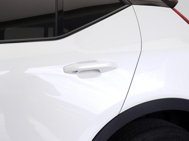 XC40 B4 AWD Rデザイン 専用サス ドラレコ harman/kardon 前後シートヒーター ステアリングホイールヒーター パワーテールゲート 360°カメラ ワイヤレススマホチャージ カッティングエッジアルミニウムパネル(26枚目)