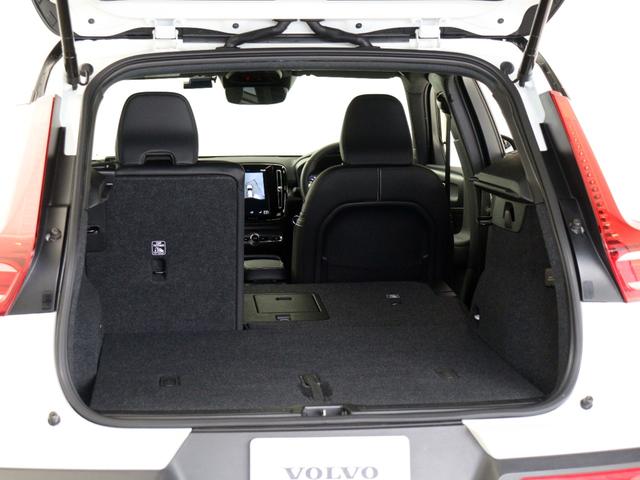 XC40 B4 AWD Rデザイン 専用サス ドラレコ harman/kardon 前後シートヒーター ステアリングホイールヒーター パワーテールゲート 360°カメラ ワイヤレススマホチャージ カッティングエッジアルミニウムパネル(30枚目)