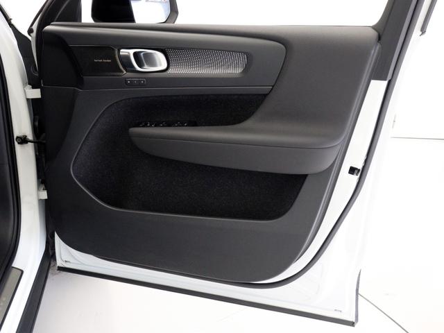 XC40 B4 AWD Rデザイン 専用サス ドラレコ harman/kardon 前後シートヒーター ステアリングホイールヒーター パワーテールゲート 360°カメラ ワイヤレススマホチャージ カッティングエッジアルミニウムパネル(38枚目)