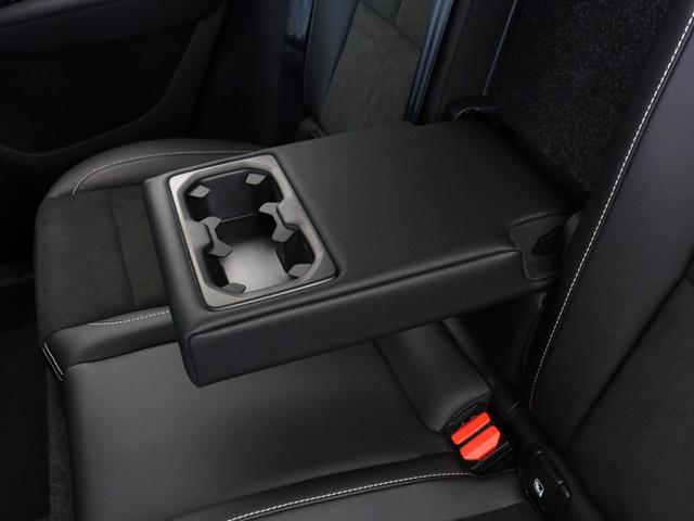 XC40 B4 AWD Rデザイン 専用サス ドラレコ harman/kardon 前後シートヒーター ステアリングホイールヒーター パワーテールゲート 360°カメラ ワイヤレススマホチャージ カッティングエッジアルミニウムパネル(39枚目)