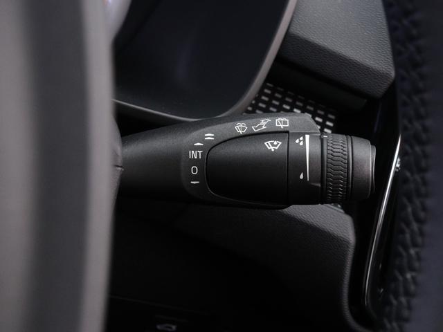 XC40 B4 AWD Rデザイン 専用サス ドラレコ harman/kardon 前後シートヒーター ステアリングホイールヒーター パワーテールゲート 360°カメラ ワイヤレススマホチャージ カッティングエッジアルミニウムパネル(51枚目)