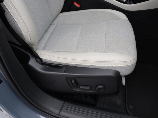 XC40 T4 モメンタム ドラレコ 19インチAW リア5面ダークティンテッドガラス テキスタイルコンビシート 360°カメラ 運転席8ウェイパワーシート LEDヘッドライト レーンキープ 追従クルーズコントロール(33枚目)