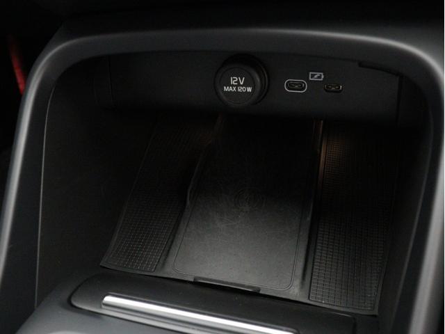 ＸＣ４０ プラス　プロ　Ｂ３　クライメートＰＫＧ　Ｇｏｏｇｌｅ搭載　ドラレコ　４８Ｖ　ｈａｒｍａｎ／ｋａｒｄｏｎ　前後シートヒーター　ステアリングヒーター　リア５面ダークティンテッドガラス　パワーテールゲート　３６０°カメラ（18枚目）