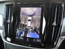 ボルボの360度ビューテクノロジーにより、車とその周囲を瞬時に俯瞰して見ることができ、障害物などをすぐに視認できます。