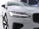 ひときわ印象的なT字型のLEDヘッドライトは、新世代のボルボを象徴するユニークなアイコンとなっています。LEDデイタイム・ランニング・ライトやポジションライト、ウインカーの役割も果たします。