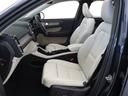 フロントには8ウェイパワーシートを装備しています。体圧を分散させる電動ランバーサポートやクッション・エクステンションも備えられているため、ロングドライブでも快適に過ごすことができます。