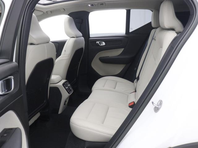 XC40 B4 AWD インスクリプション サンルーフ ドラレコ 48V harman/kardon 白革 前後シートヒーター ステアリングヒーター パワーテールゲート 360°カメラ クリスタルシフトノブ ドリフトウッドパネル 19インチAW(13枚目)