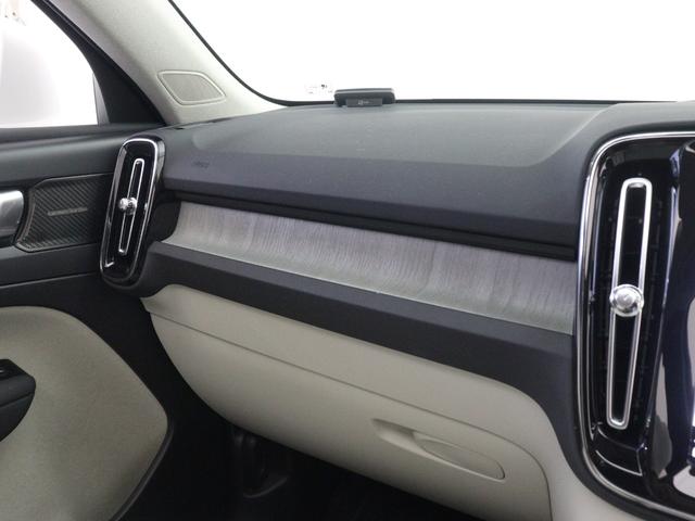 XC40 B4 AWD インスクリプション サンルーフ ドラレコ 48V harman/kardon 白革 前後シートヒーター ステアリングヒーター パワーテールゲート 360°カメラ クリスタルシフトノブ ドリフトウッドパネル 19インチAW(16枚目)