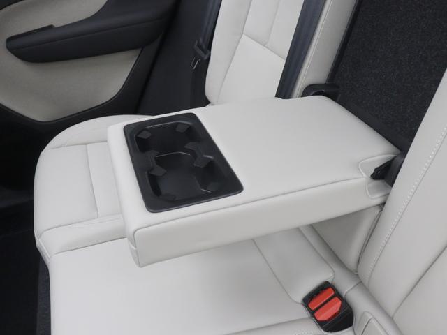 XC40 B4 AWD インスクリプション サンルーフ ドラレコ 48V harman/kardon 白革 前後シートヒーター ステアリングヒーター パワーテールゲート 360°カメラ クリスタルシフトノブ ドリフトウッドパネル 19インチAW(41枚目)