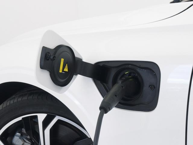 S60 リチャジアルティメットT6AWDプラグインハイブリド PHEV サンルーフ 社用車 Google搭載 ドラレコ 茶革 harman/kardon 前後シートヒーター ステアリングヒーター リラクゼーション機能 クリスタルシフトノブ 19インチAW(8枚目)